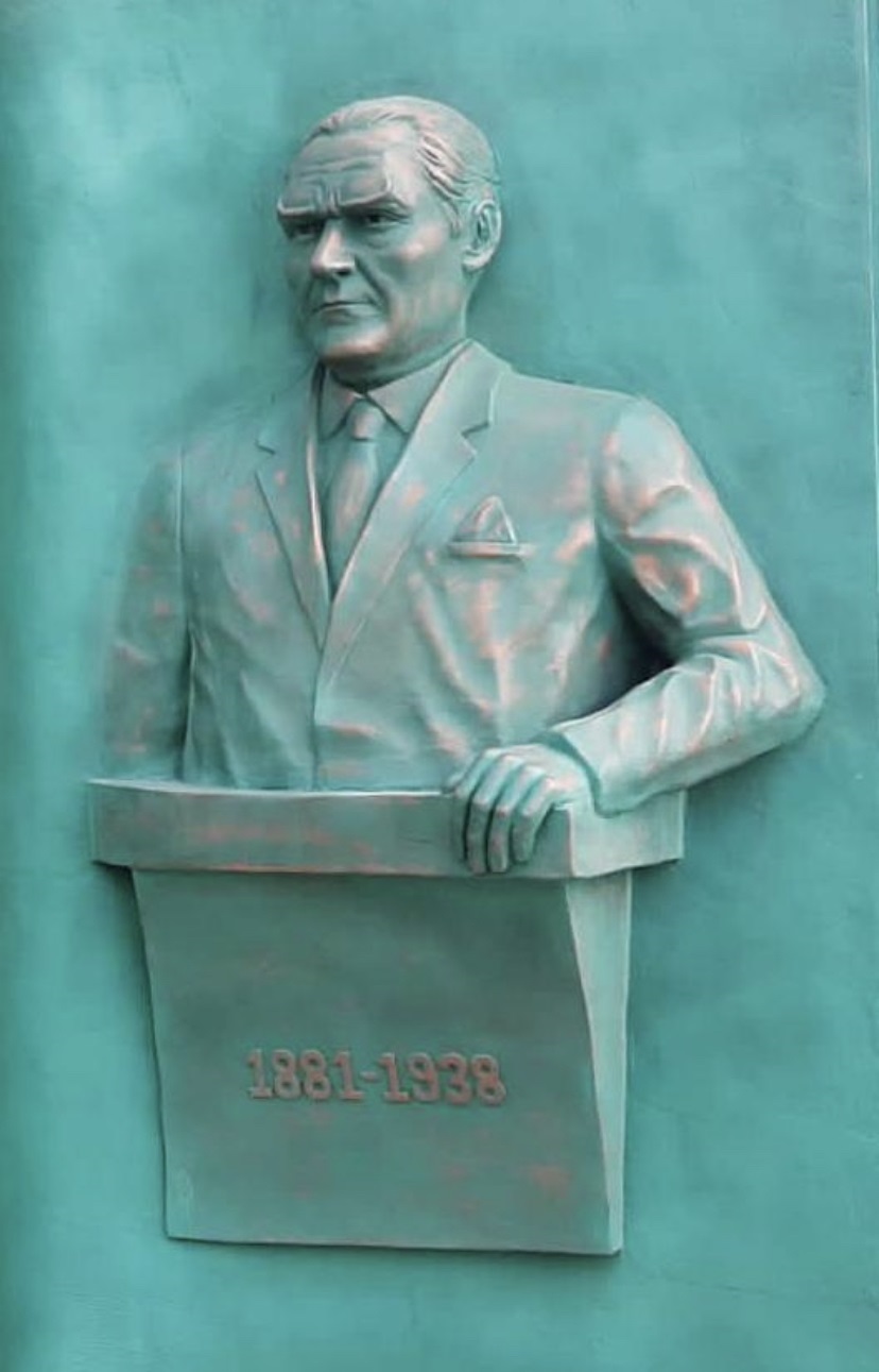 Kitaplı Atatürk Heykeli
