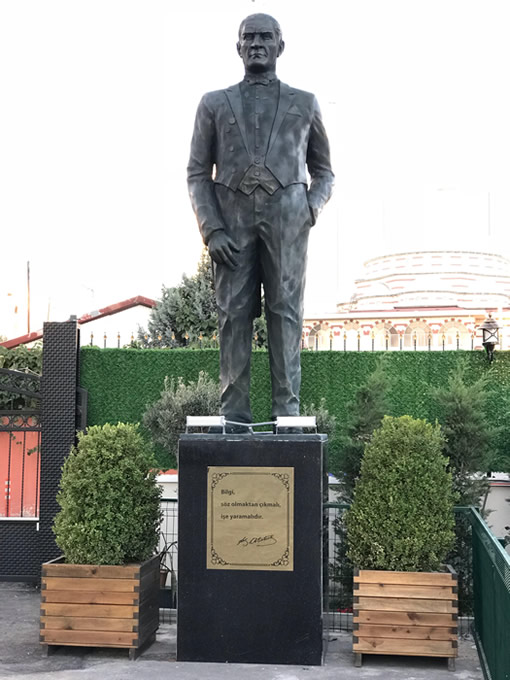 Atatürk Anıt Heykeli